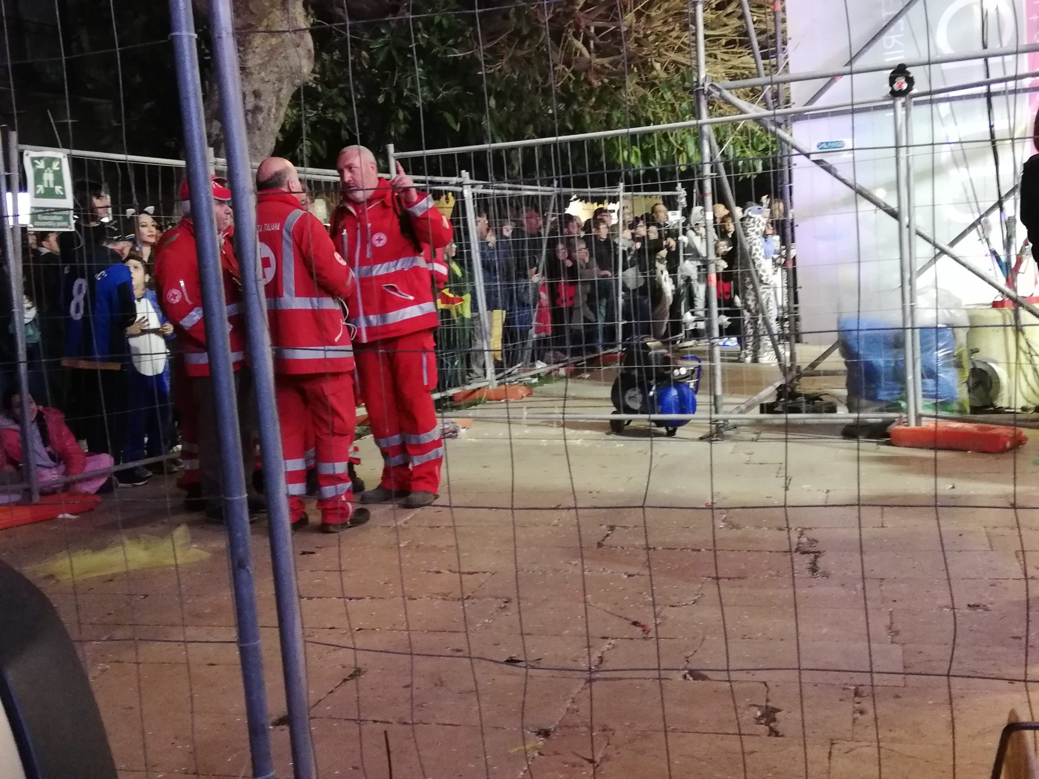 Piccolo momento di panico sotto il palco del Carnevale di Sciacca, immediato ed efficace l'intervento anche dei presentatori