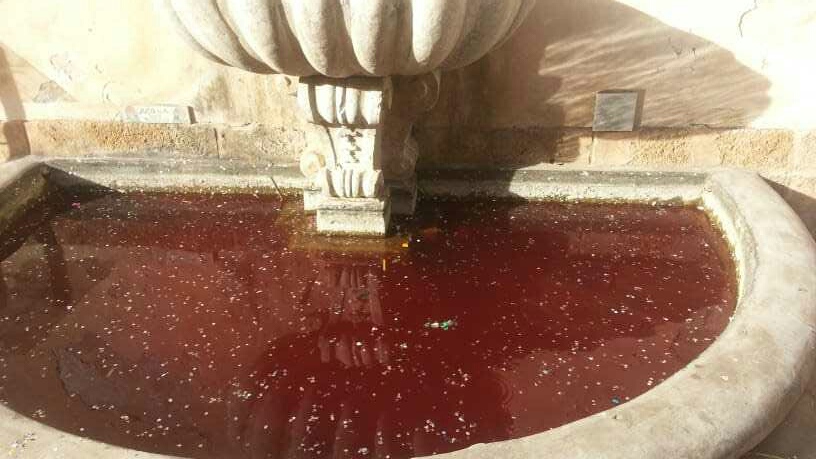 Vandali in azione in centro storico di Sciacca, l'acqua di una fontana si tinge di rosso