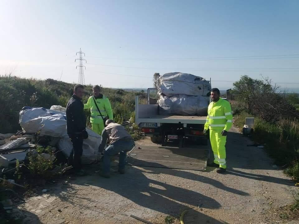 Quintali di rifiuti abbandonati nella contrada San Vincenzo di Menfi, il vicesindaco Viviani li fa rimuovere e dichiara: "Denuncerò i responsabili"