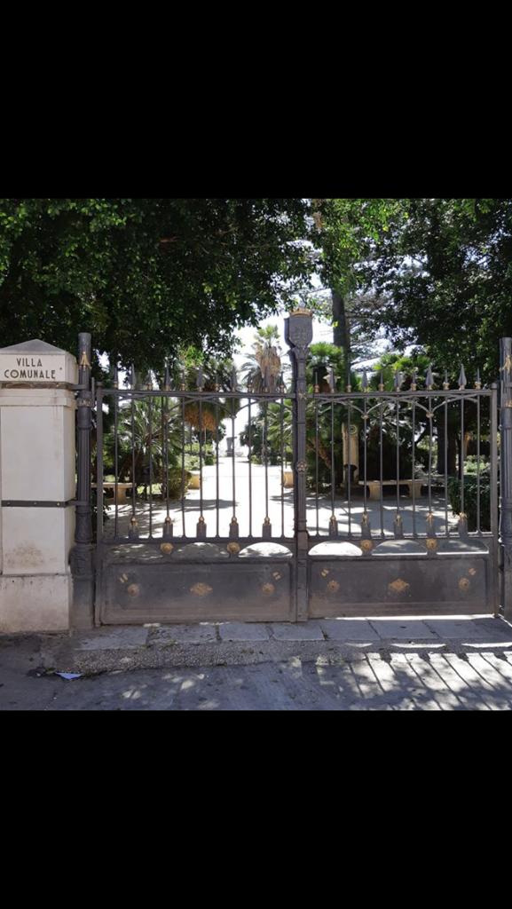 Villa comunale di Sciacca chiusa la domenica e bagni pubblici off limits, guida turistica si domanda perche'