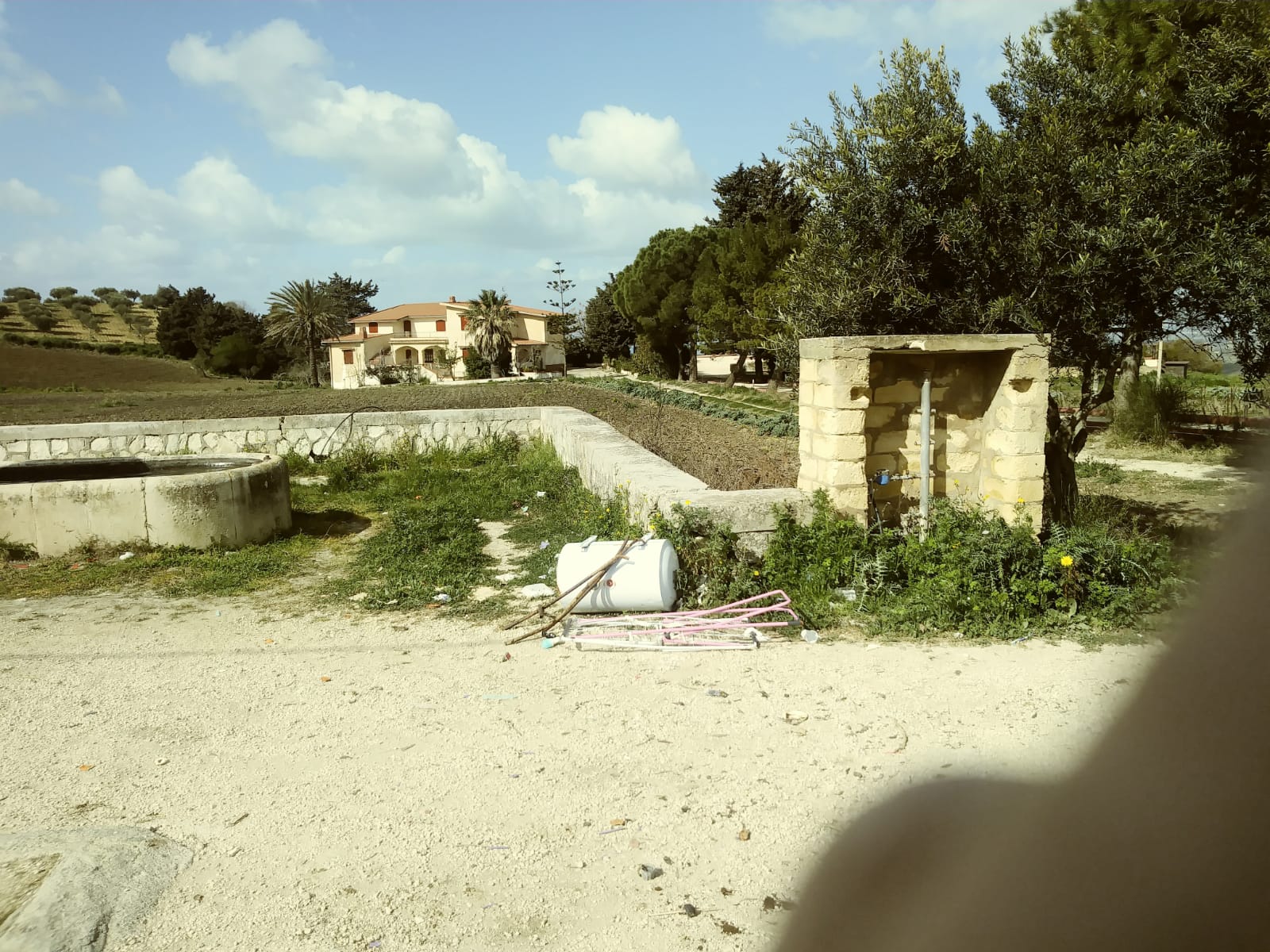In contrada San Calogero accade una magia: spariscono i cassonetti e, come per incanto, appare uno scaldabagno