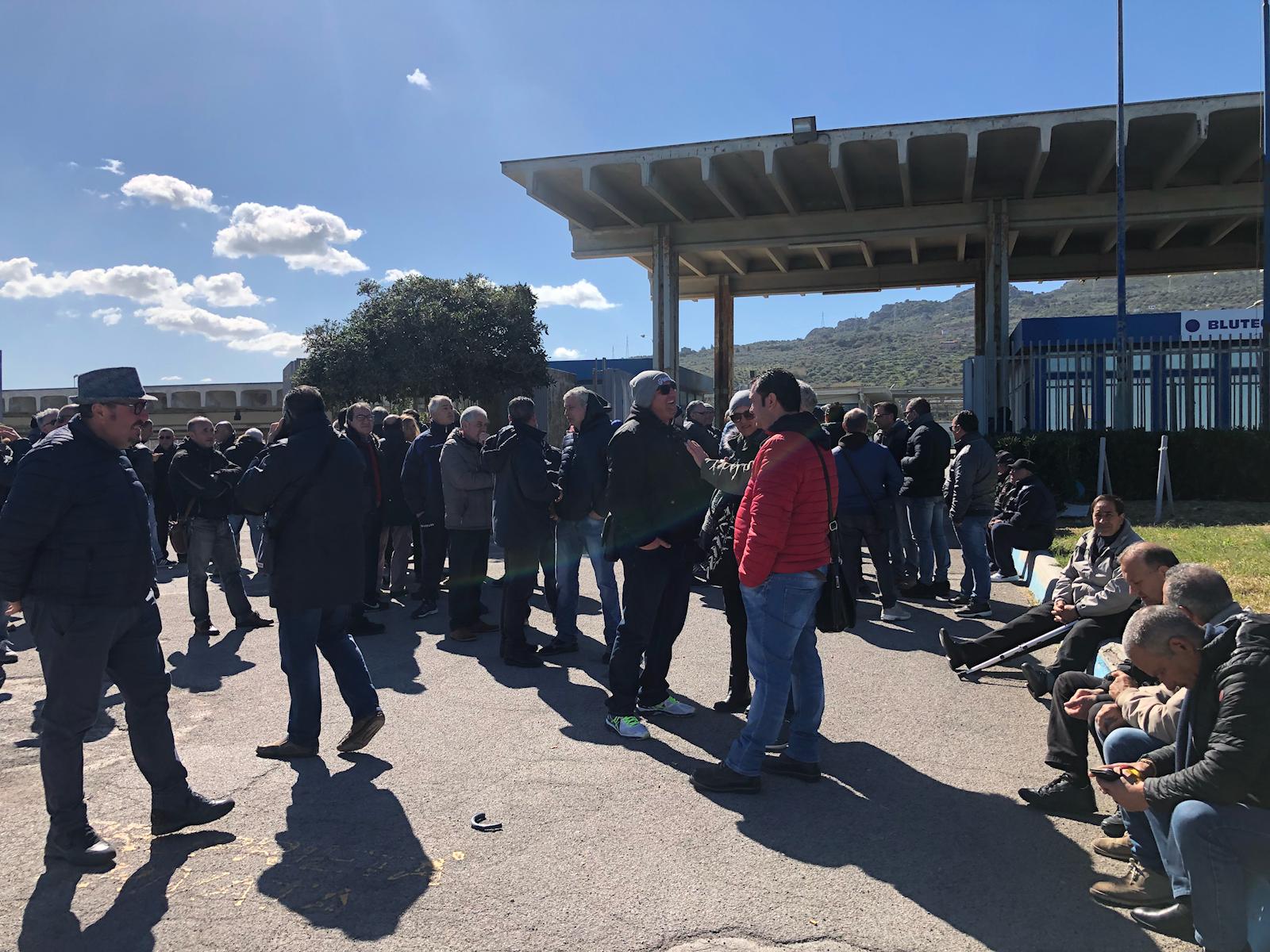 Lavoratori Blutec forzano i cancelli dell'azienda, pronti a manifestare a Roma davanti al Mise