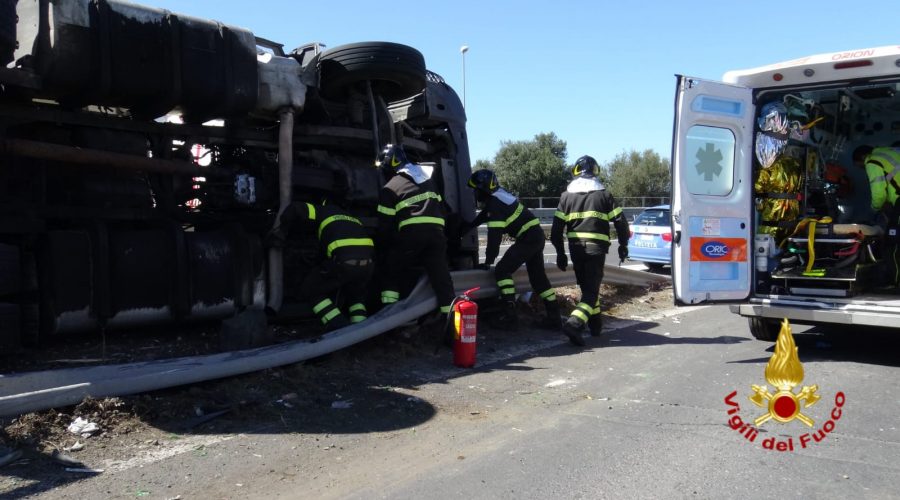 Catania: tir si ribalta in tangenziale, grave l'autista