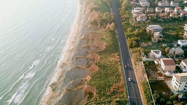 A rischio la Statale 640 Porto Empedocle - Agrigento: 15 chilometri di erosione costiera