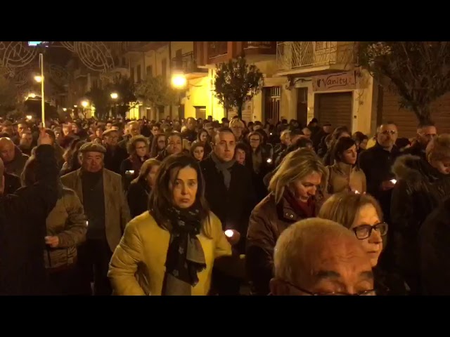 Fiaccolata ad Alessandria della Rocca per dire "Mai più" dopo l'accoltellamento di Vincenzo Giuseppe Busciglio (Video)