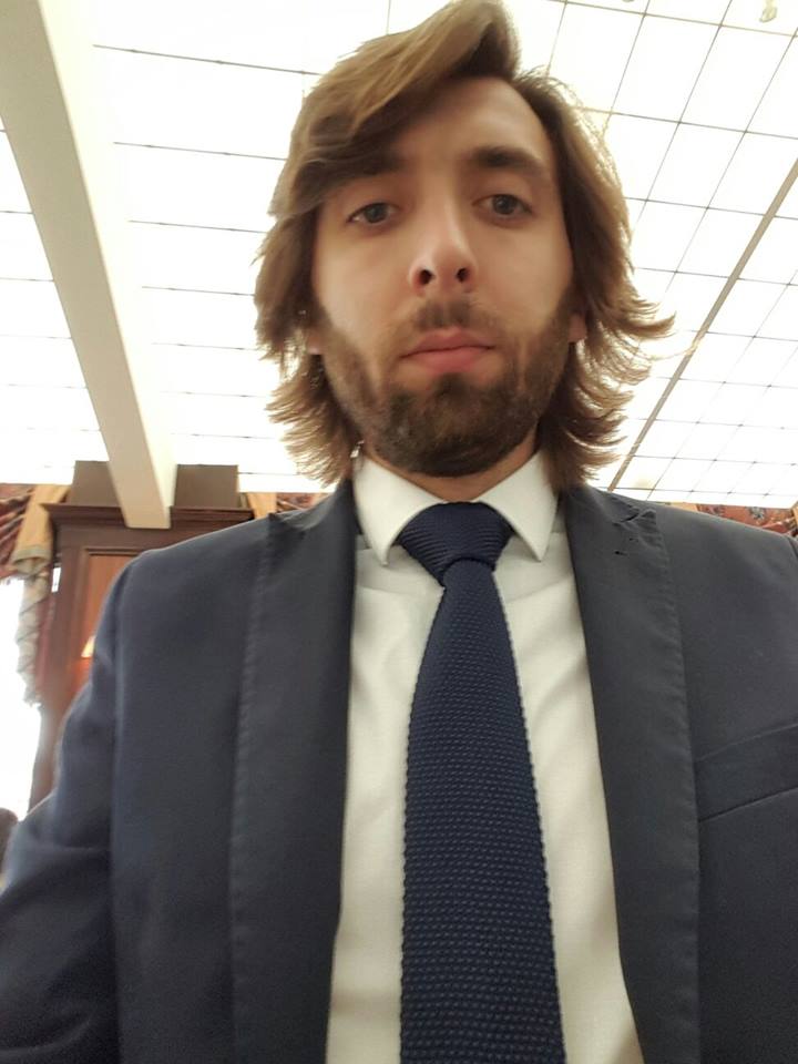 Rischia di morire a sei anni davanti scuola per una crisi epilettica, salvata dal papà del compagno