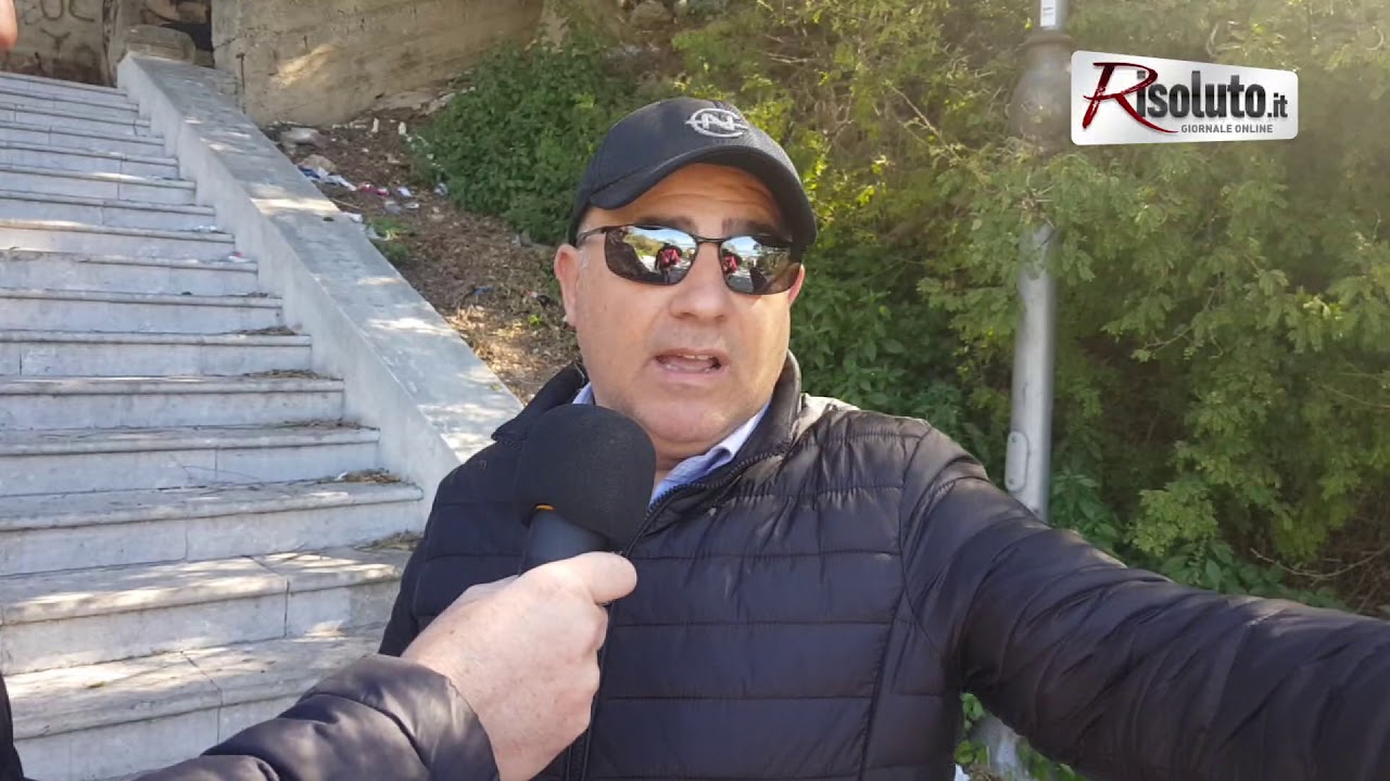 La scalinata tra piazza Scandaliato e la zona portuale di Sciacca una discarica a cielo aperto