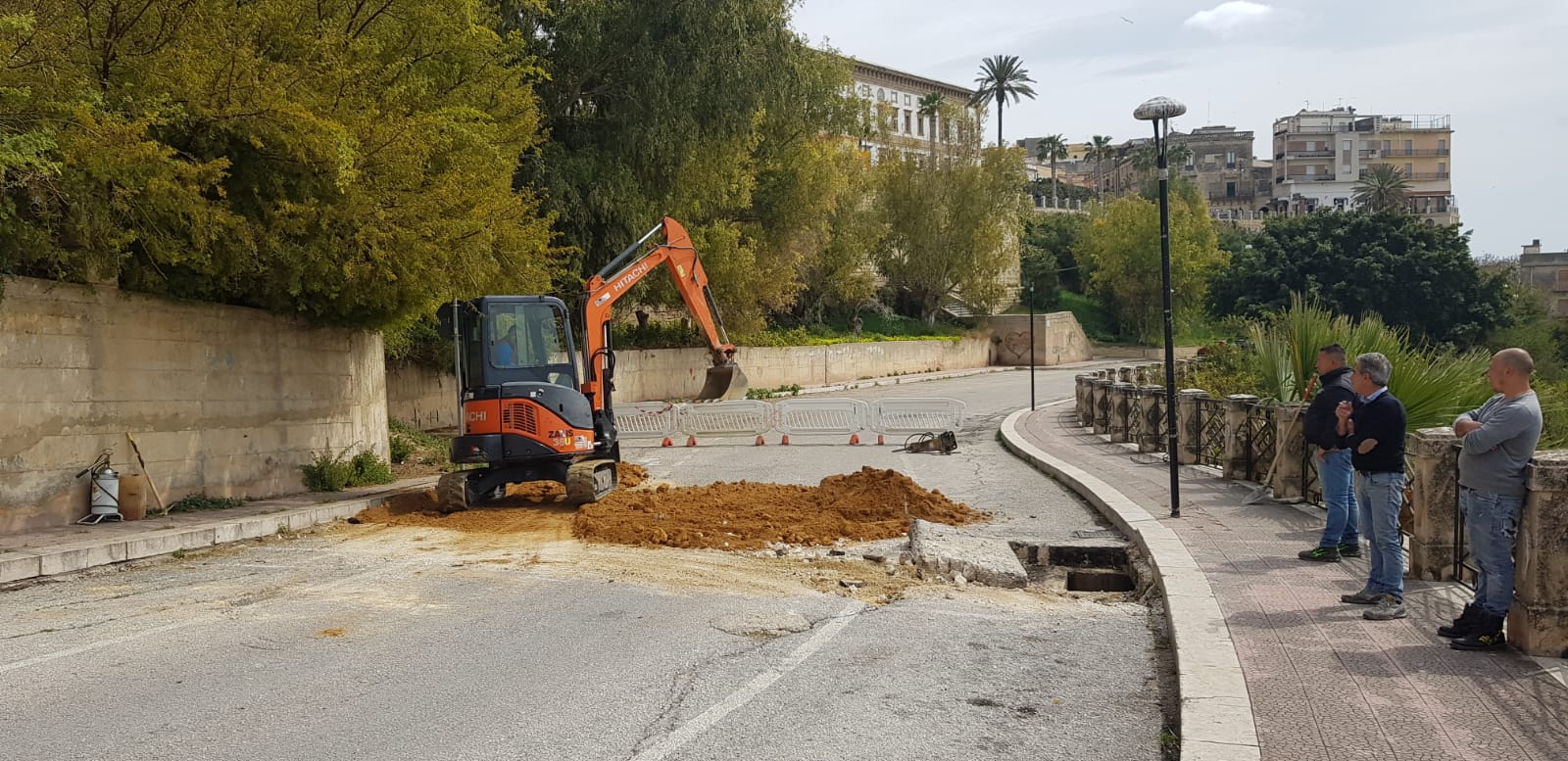 Video ispezione, questa mattina, in via Eleonora D'Aragona: incertezza sui tempi di ripristino della viabilità