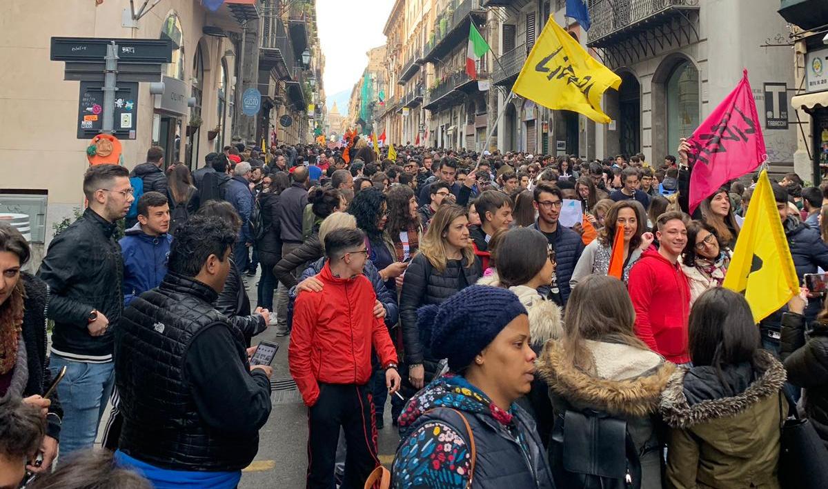 Bruciata l'auto dell'attivista Chiara Natoli, il giorno prima aveva guidato il corteo di Libera durante la manifestazione a Palermo