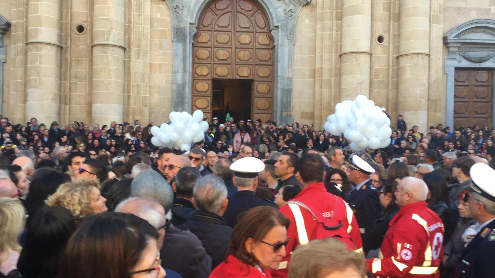 Folla ai funerali di Nicoletta Indelicato, il fratello:"Vedevi solo il bene negli altri, sorellina mia".
