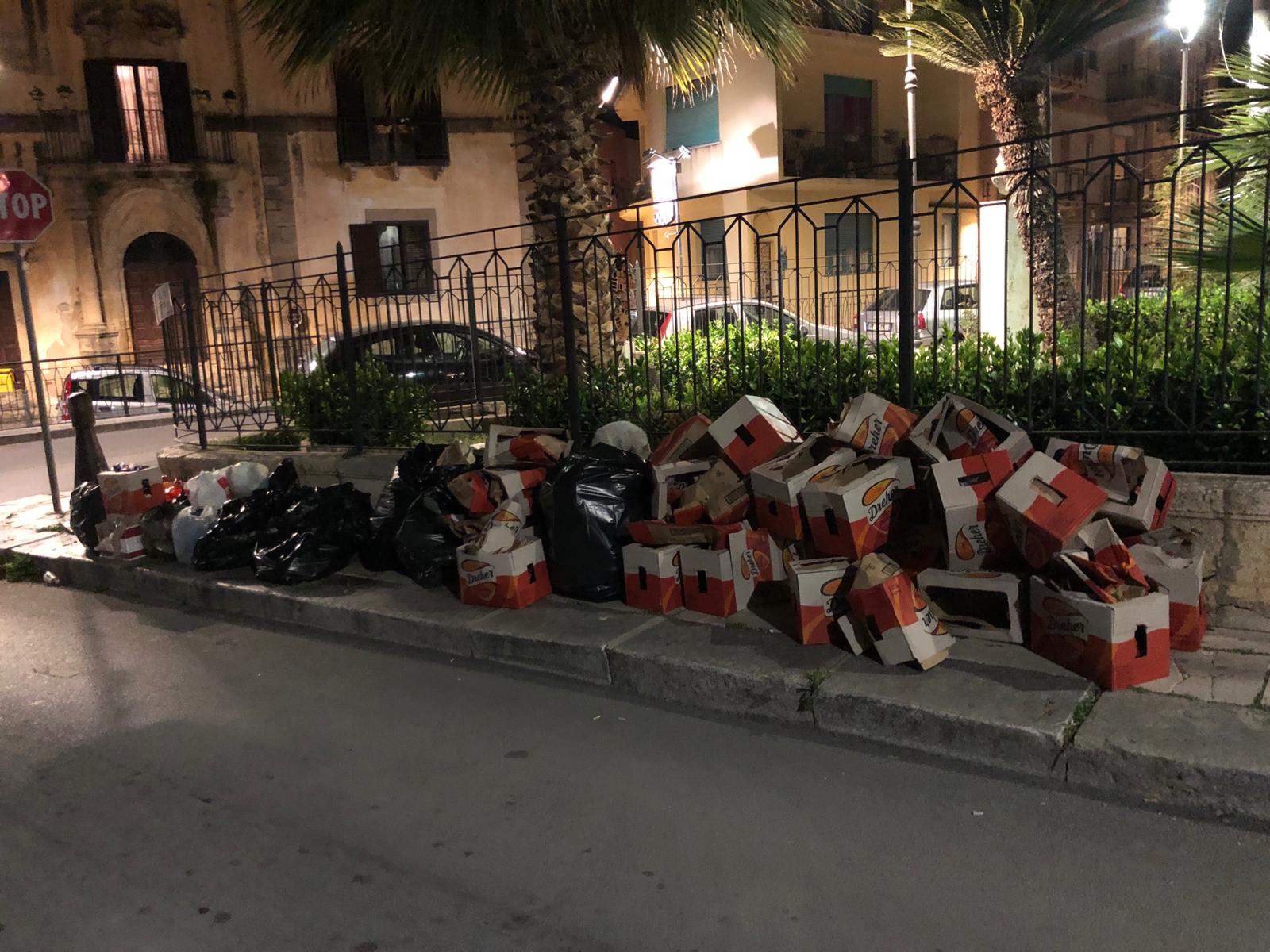 Il marciapiede di piazzetta Lazzarini a Sciacca trasformato in una discarica di cartoni di birra