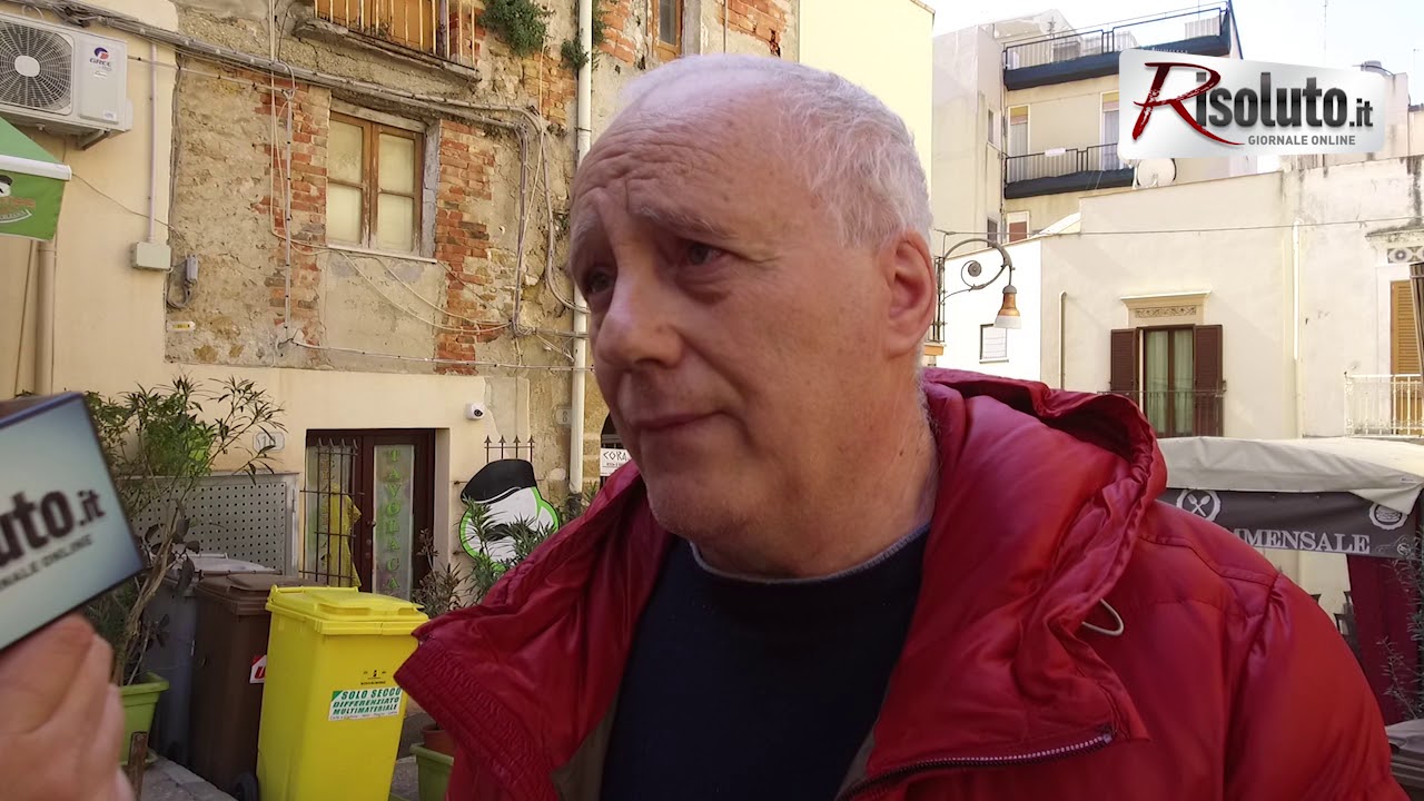 Degrado di pattume in piazzetta Lazzarini, i residenti e i commercianti: "Ci sentiamo incriminati, vogliamo controlli e sanzioni"