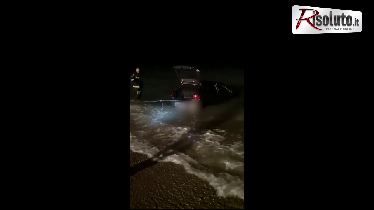 Auto in mare a Seccagrande: si teme il peggio, ma la vettura scivola dal parcheggio