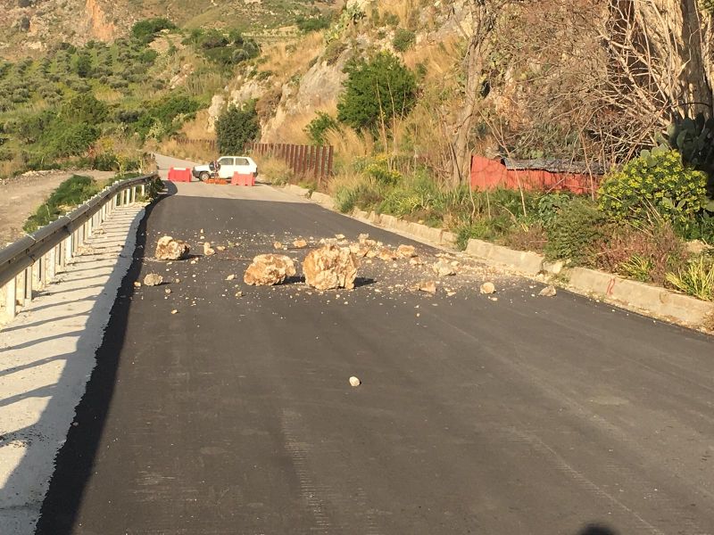 Servono 600 mila euro per la messa in sicurezza del costone sulla Sciacca - Caltabellotta, preoccupazione dopo il distacco di massi durante la notte