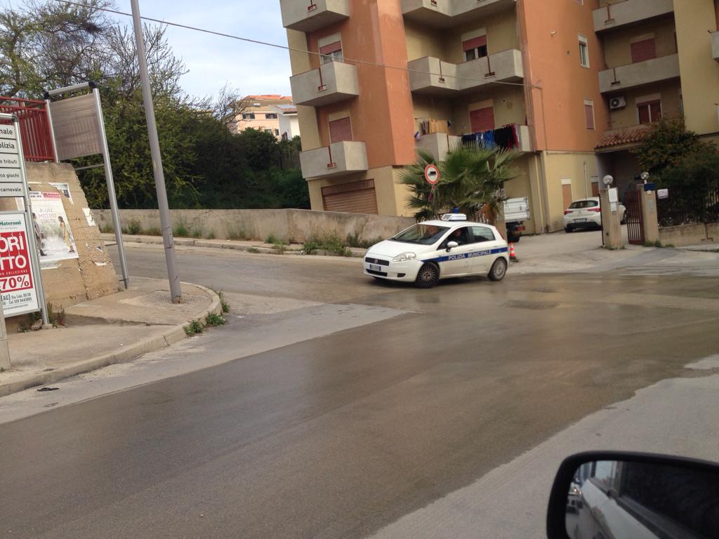 Copiosa perdita idrica in via Giovanni XXIII a Sciacca e arriva la polizia municipale a bloccare il traffico