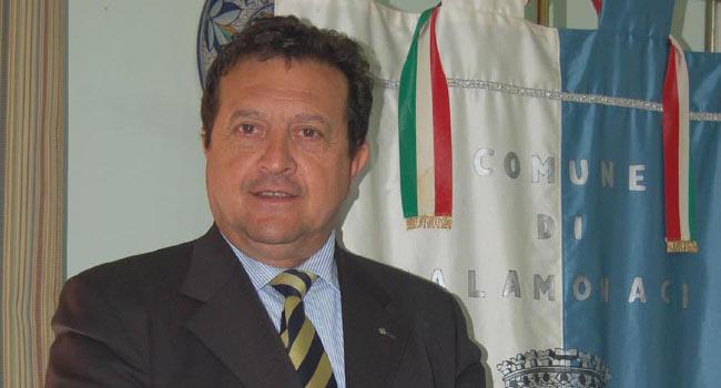 Calamonaci: rovente polemica contro il presidente del consiglio comunale Vincenzo Inga per l'uso "improprio" della fascia tricolore