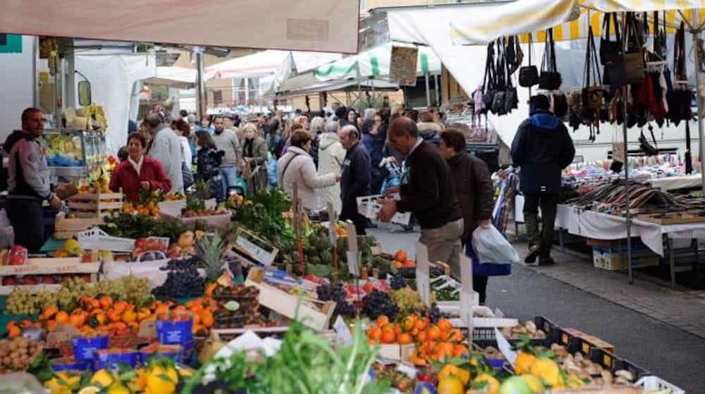 Quattro ambulanti abusivi occupano le aree del mercato di San Michele, sgombero della polizia municipale