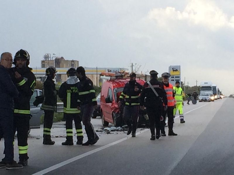 Traffico rallentato sulla statale 115 alle porte di Sciacca per l'incidente con una donna di Castelvetrano deceduta e due feriti