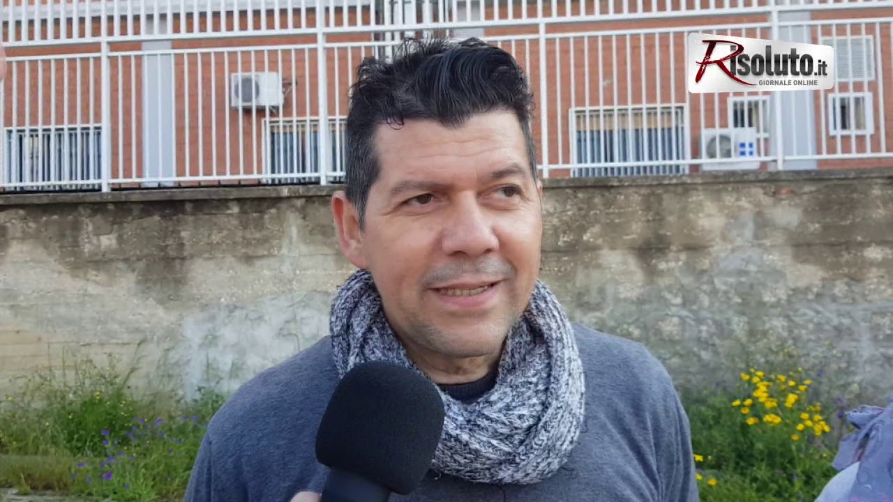 I genitori degli alunni del Plesso Catusi e Sciacca Pulita rimuovono sporcizia ed erbacce dall'area intorno alla scuola