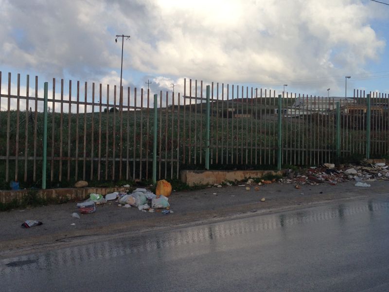 Rimossi i cassonetti, ma nella contrada Tabasi-Guardabasso di Sciacca c'è sempre il "lancio" dei rifiuti