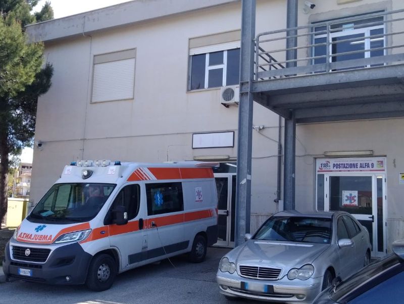 A Ribera i nordafricani che lanciavano pietre contro l'ambulanza del 118 soccorsi dai sanitari che rischiavano di essere colpiti