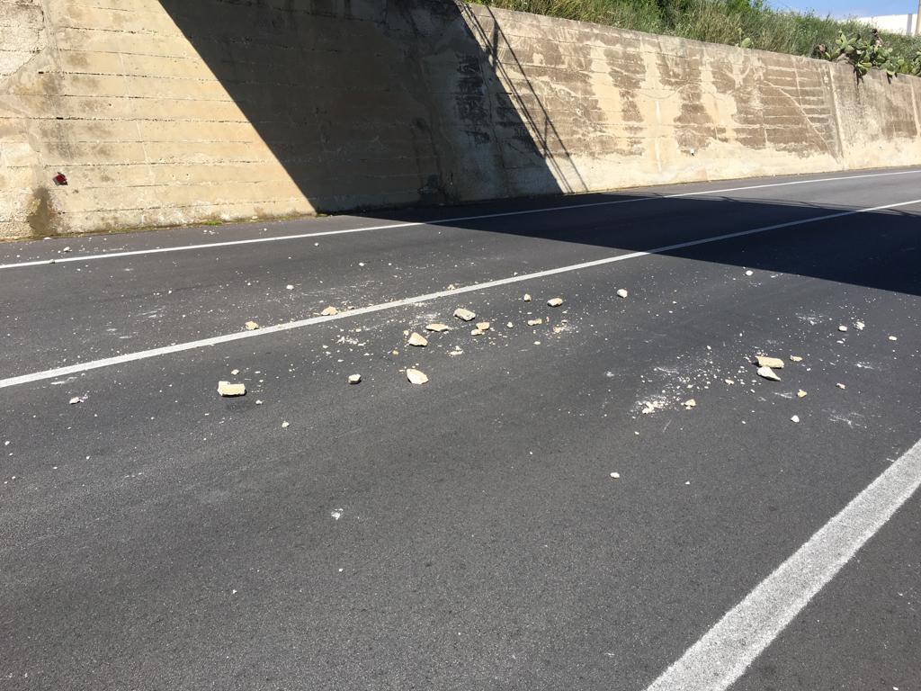Ripulito il manto stradale della Statale 115 dopo il crollo di calcinacci da un cavalcavia