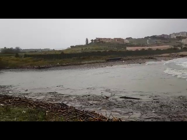 Soffia lo scirocco e mare in burrasca, non si placa a Pasquetta la furia del vento