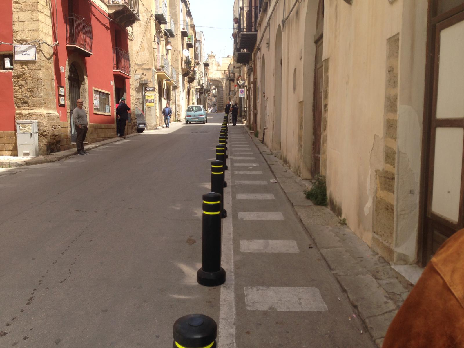 Pronta a Sciacca la lotta al parcheggio selvaggio: il Comune installa dissuasori di sosta in via Pietro Gerardi