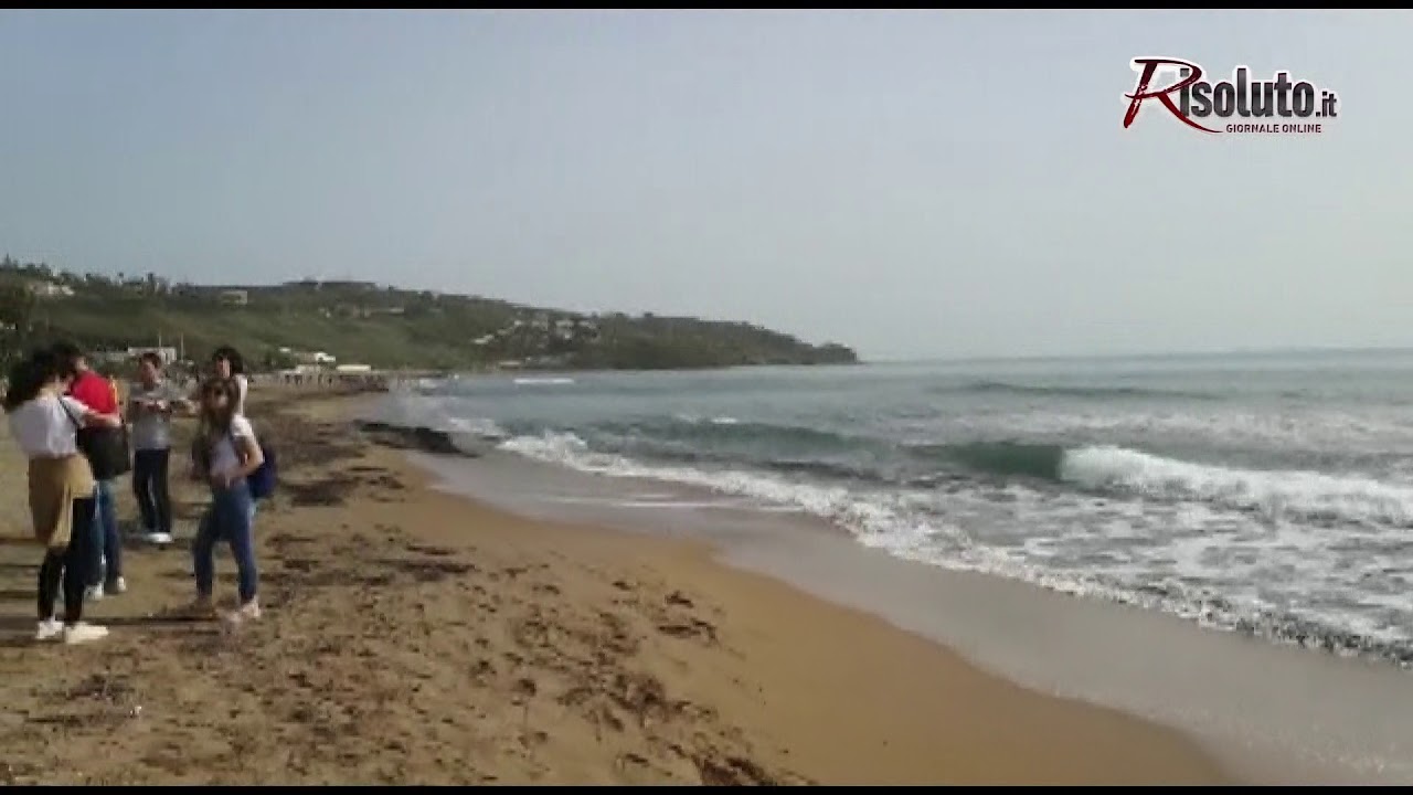 Venticinque aprile in spiaggia, il sole richiama gente al mare