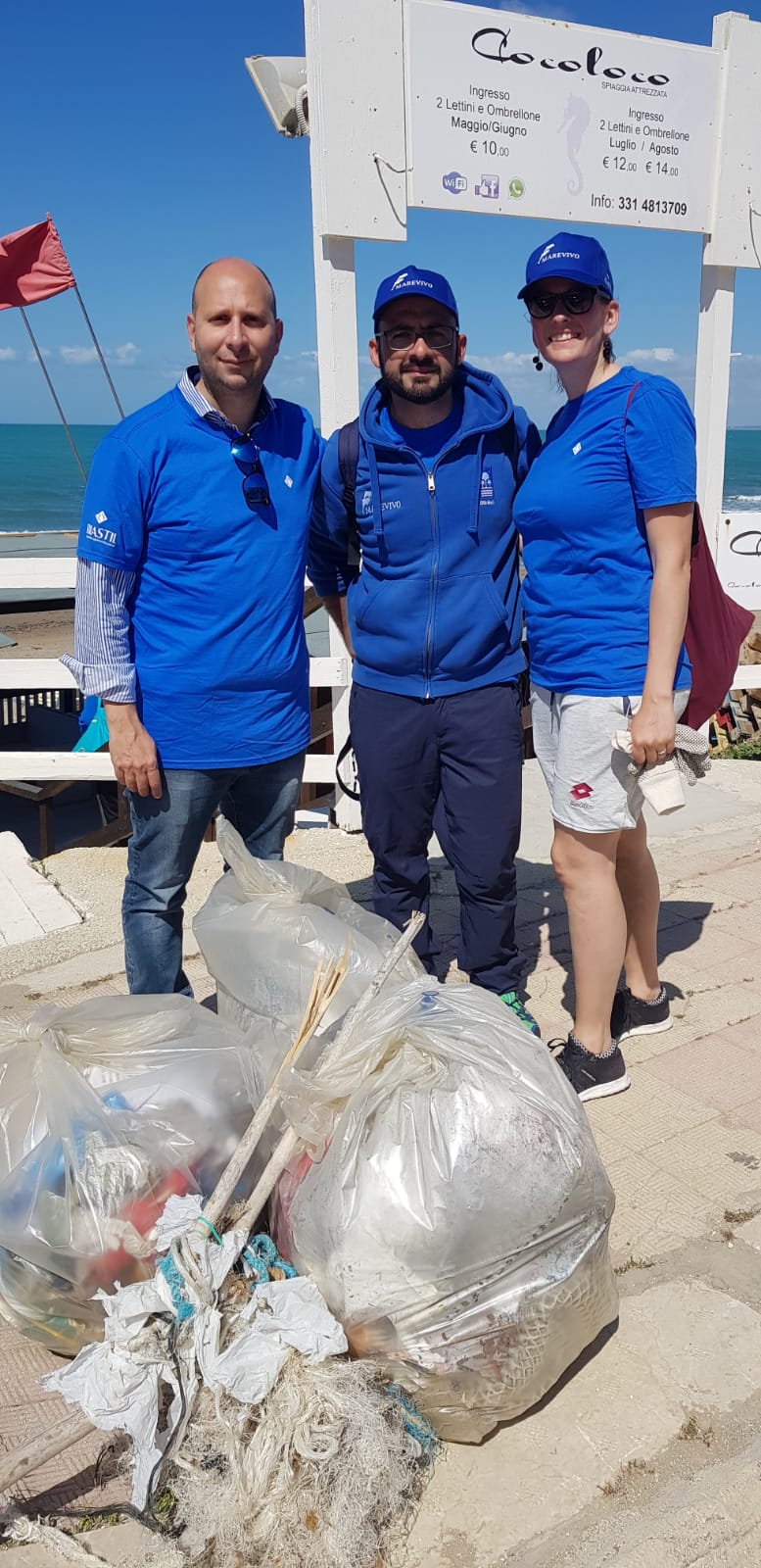 I volontari di Marevivo questa mattina, a Sciacca, per ripulire la spiaggia di San Marco