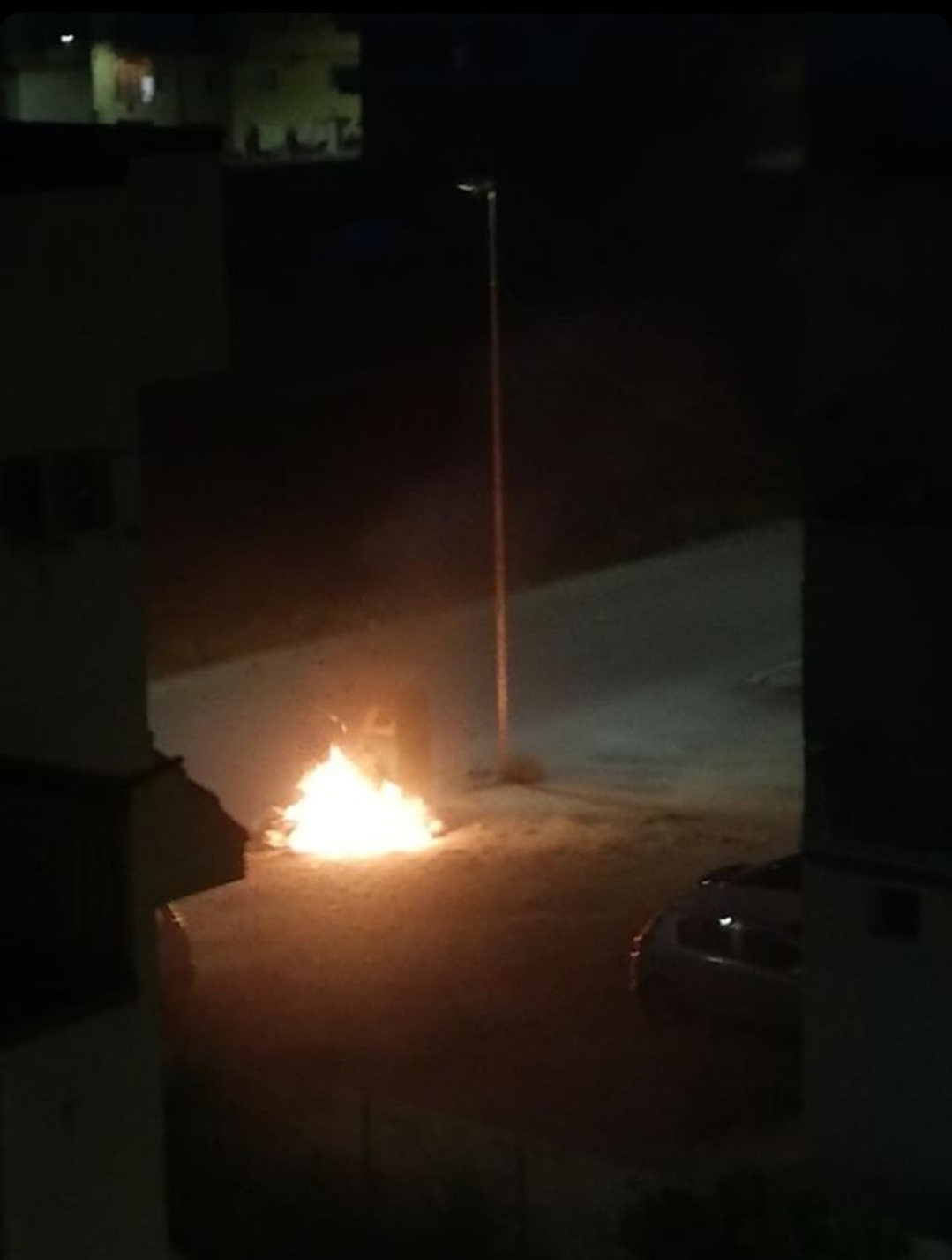 A fuoco contenitore per l'olio esausto in via Sacro Cuore a Sciacca