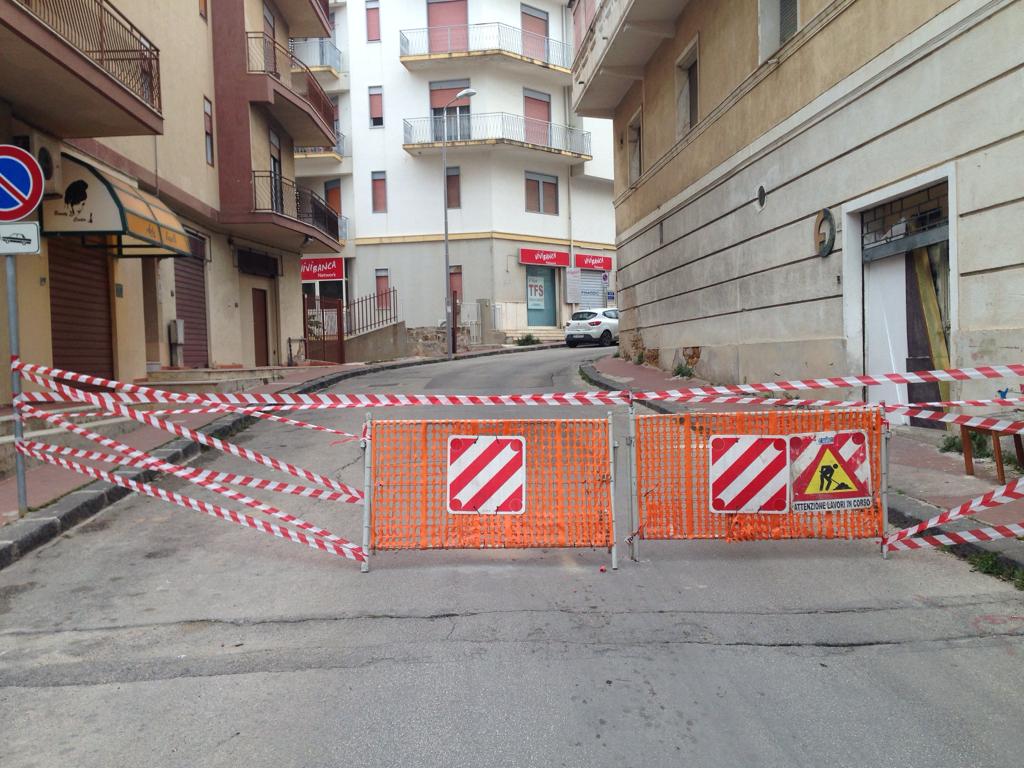 Ancora un avvallamento in via Friscia Maglienti, pericolo sprofondamento sede stradale.