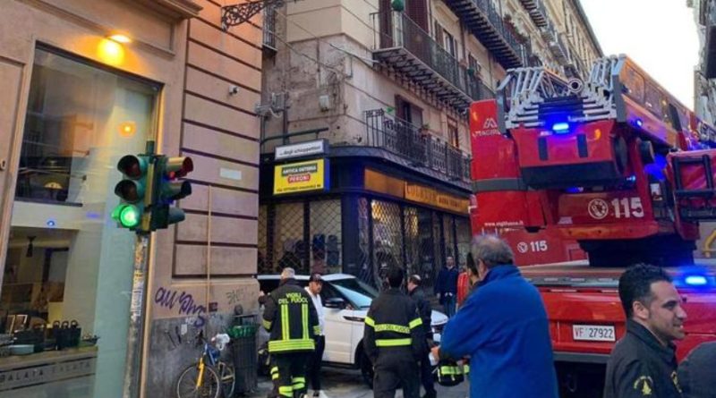 Crolla cornicione nel centro storico di Palermo, ferita una 25enne