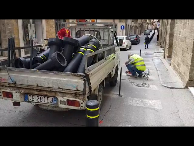 Continua l'installazione dei dissuasori della sosta in via Licata, mentre quelli già installati si sfaldano