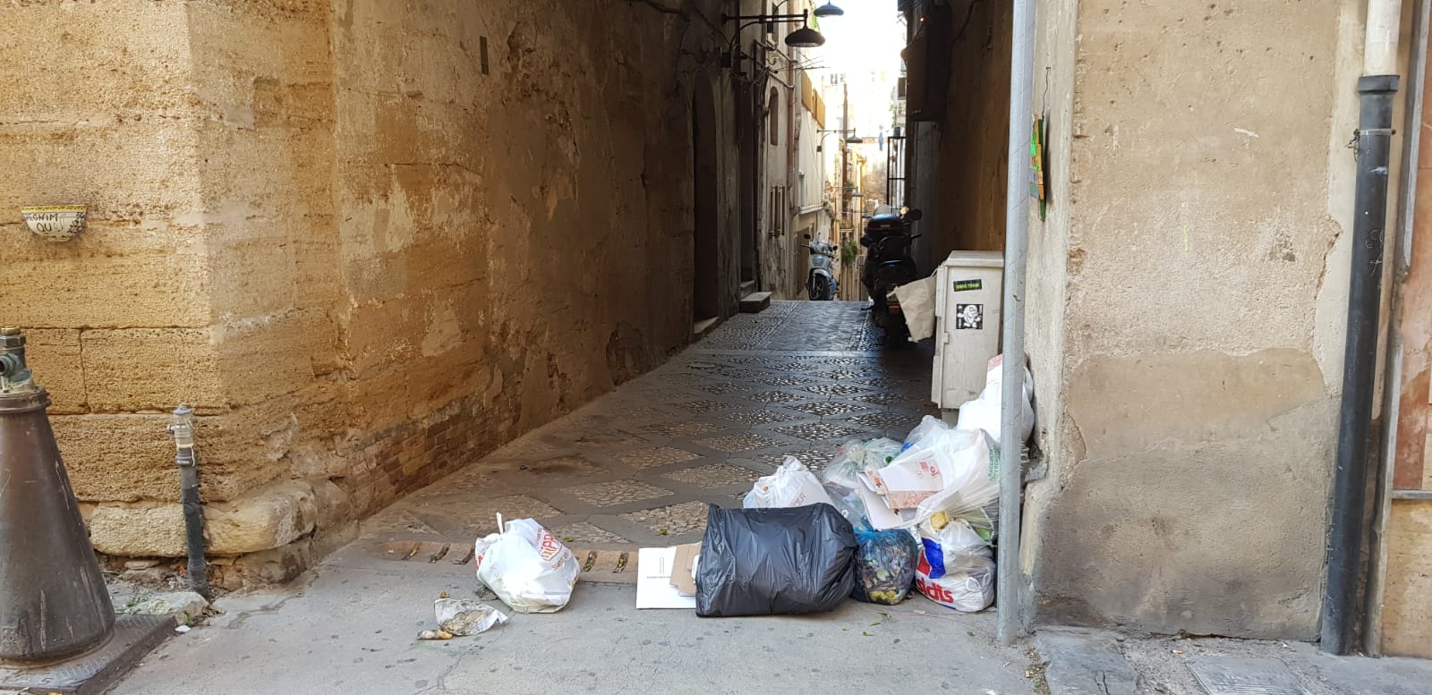 Rifiuti per strada nel centro storico di Sciacca e la Regione manda gli ispettori alla discarica Salinella