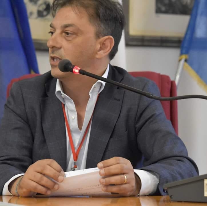 Rifiuti non raccolti, esasperazione e rabbia anche a Menfi e Viviani chiede scusa e assicura: "Stiamo programmando il dopo emergenza"