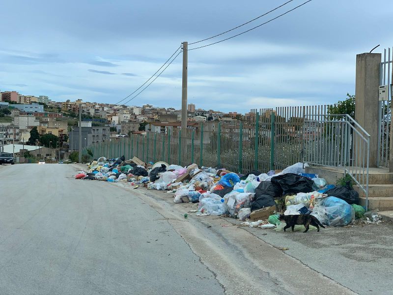 Via Lioni a Sciacca, una vergogna infinita con l'abbandono costante di rifiuti