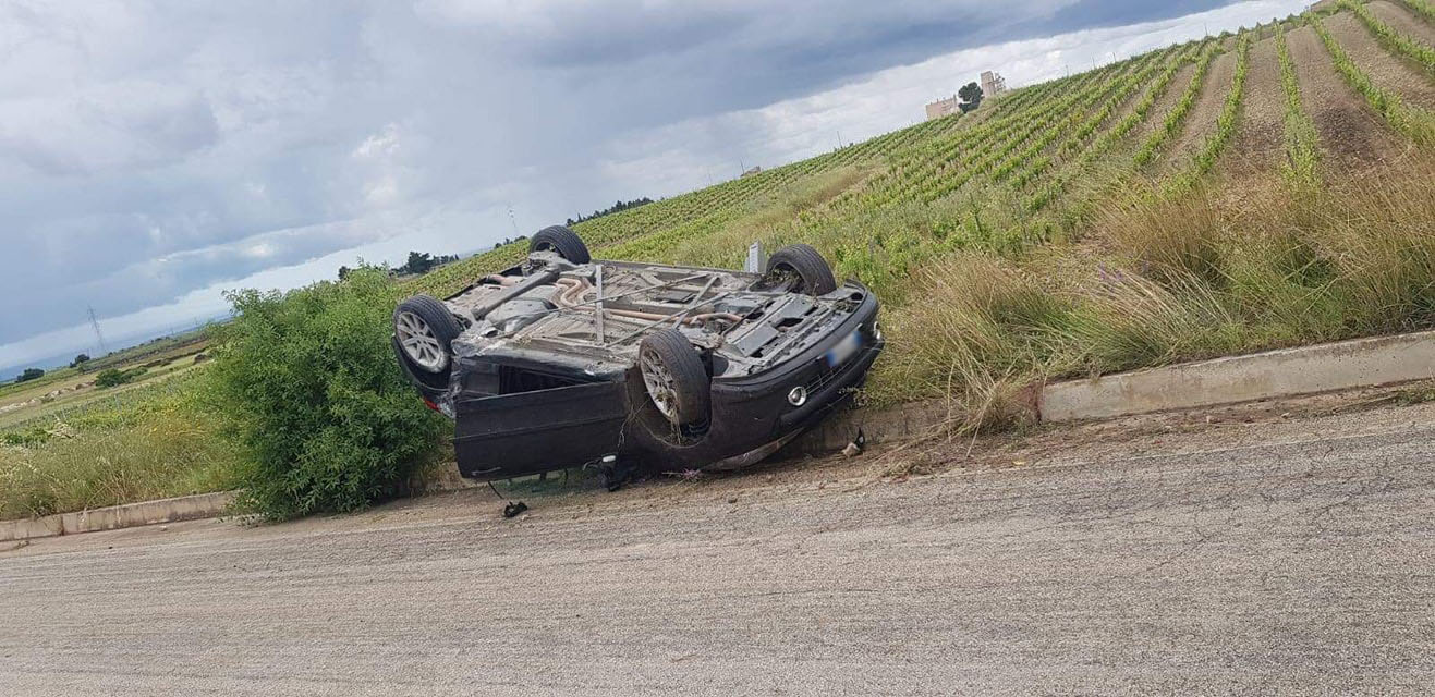 Un'auto si ribalta sulla strada tra Menfi e Santa Margherita e una donna esce miracolosamente illesa