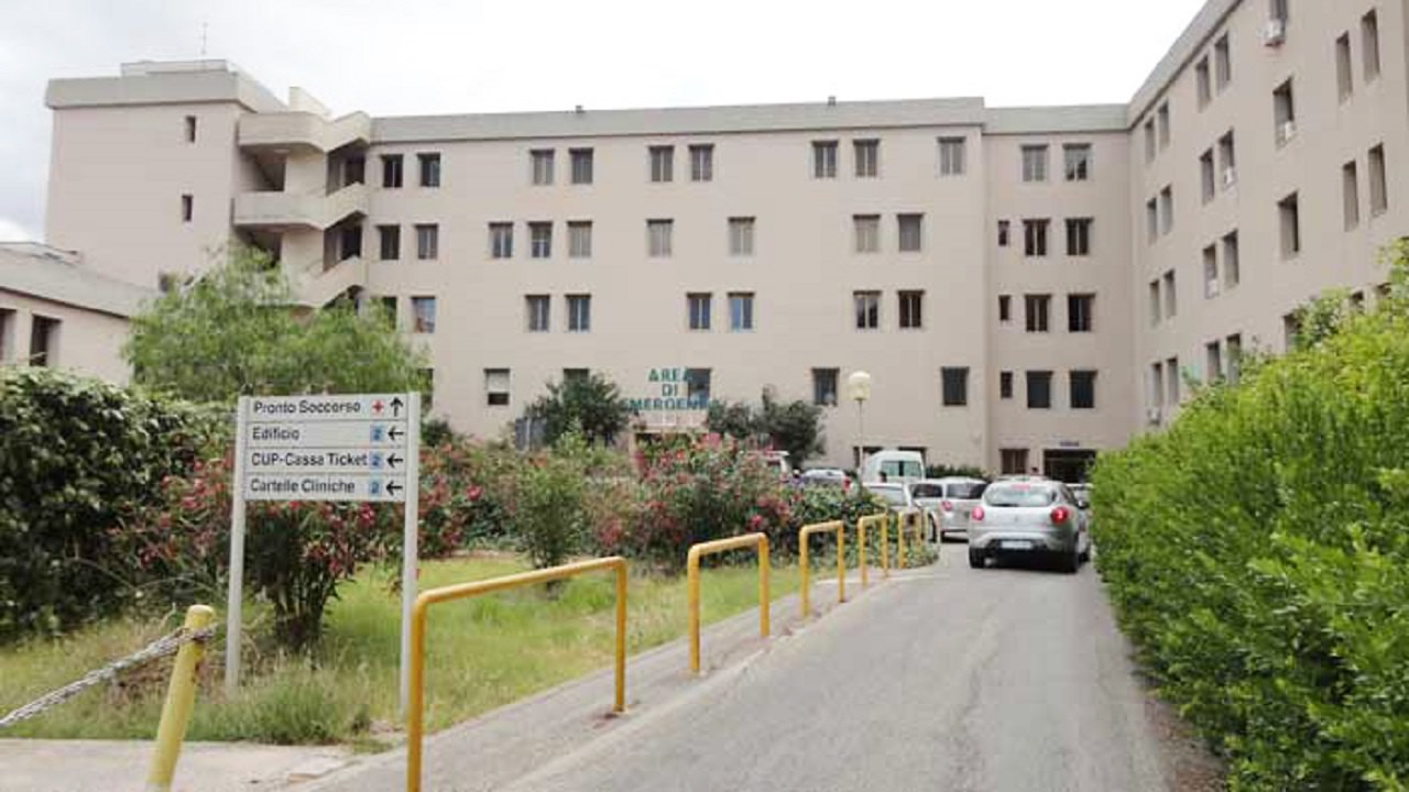 Furto di un televisore da un'auto parcheggiata davanti all'ospedale di Sciacca, la polizia lo recupera e denuncia un uomo