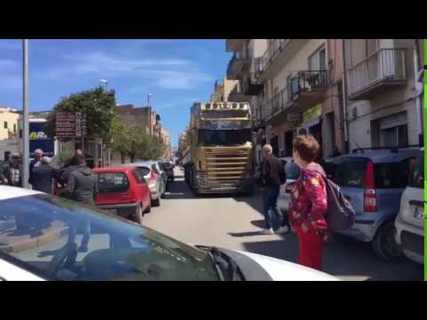 Autoarticolato in contromano in via Morandi, polizia municipale impegnata nelle azioni di manovra a Porta Palermo