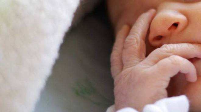 Al pronto soccorso per un mal di pancia, una donna di 42 anni partorisce una bambina, non sapeva di essere in gravidanza
