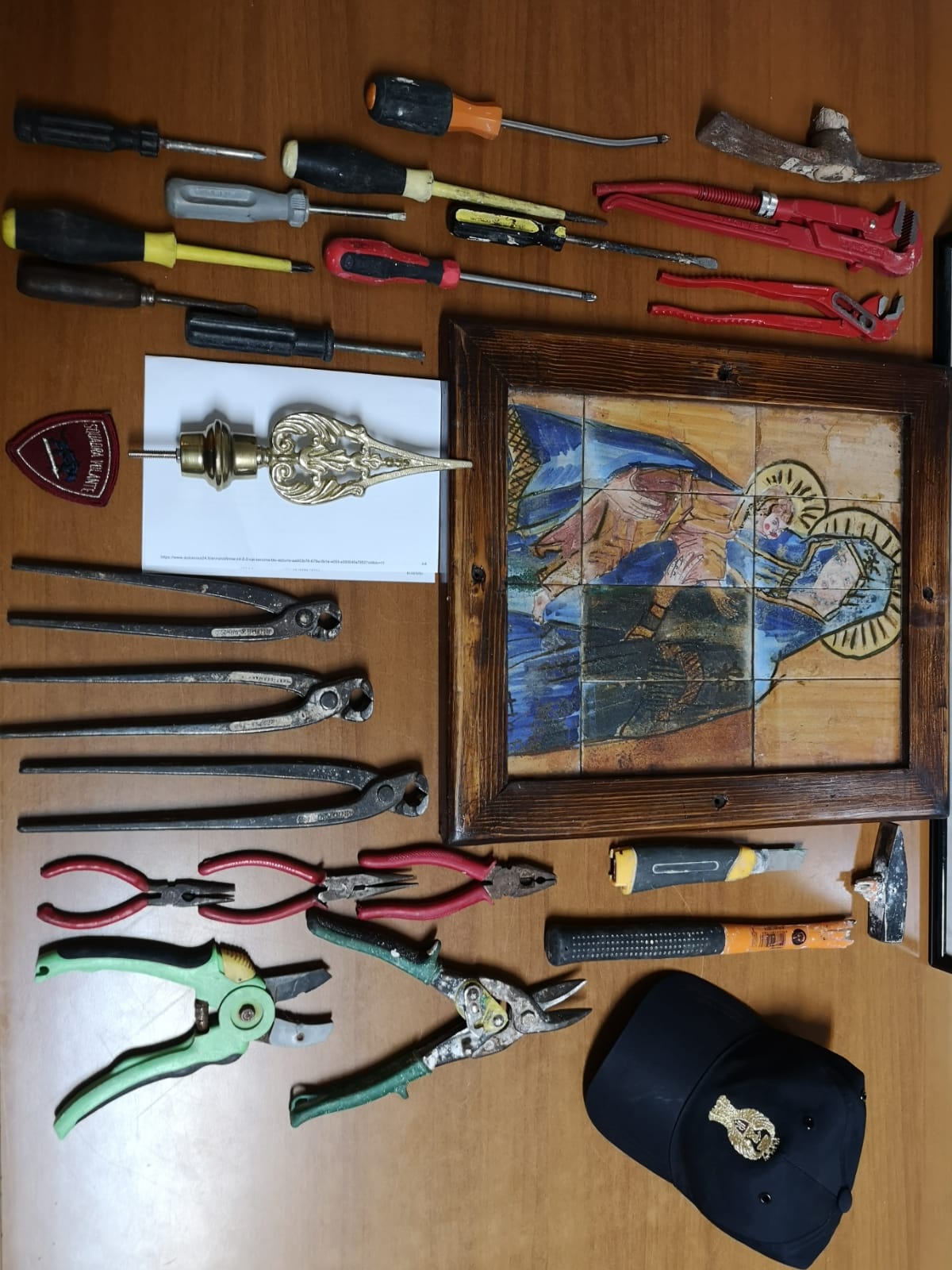 Saccense trovato con la refurtiva in dosso, stava scassinando un'abitazione in centro