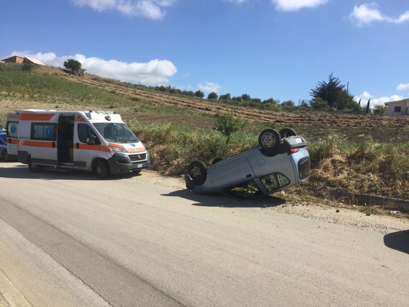 Un'auto si ribalta nella contrada San Calogero di Sciacca, illeso il conducente