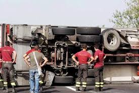 Tir si ribalta sulla SS114, chiusa la Orientale Sicula a Catania