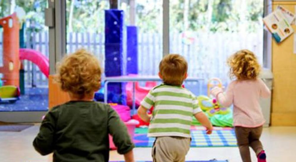 Spinte e schiaffi ai bambini dell'asilo, maestra sospesa per due mesi