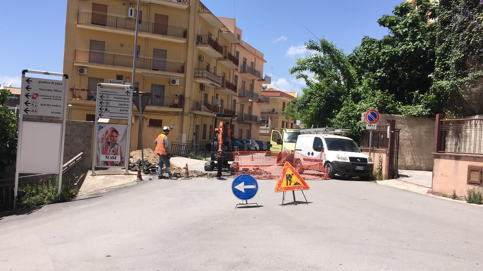 Perdita idrica allaga una casa, lavori in gran fretta in via Madonna della Rocca per permettere il rientro di una famiglia