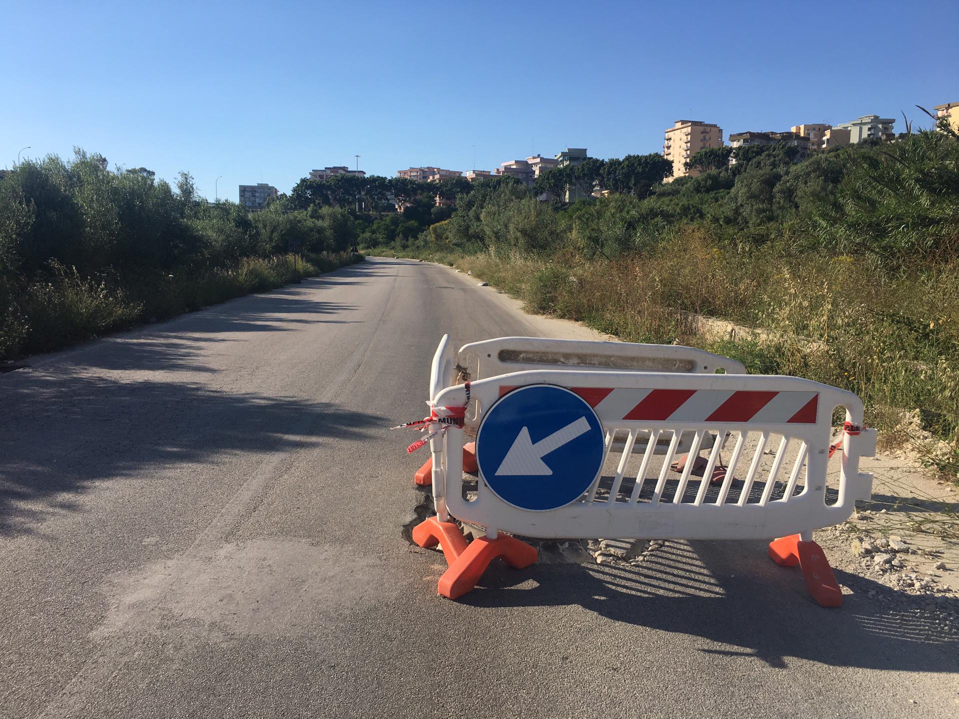 Nuovo cedimento stradale in via Cansalamone, ormai un percorso ad ostacoli