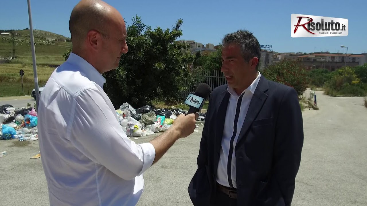 In via Lioni la discarica si avvicina sempre piu' all'ospedale e il comitato di quartiere chiede  le telecamere