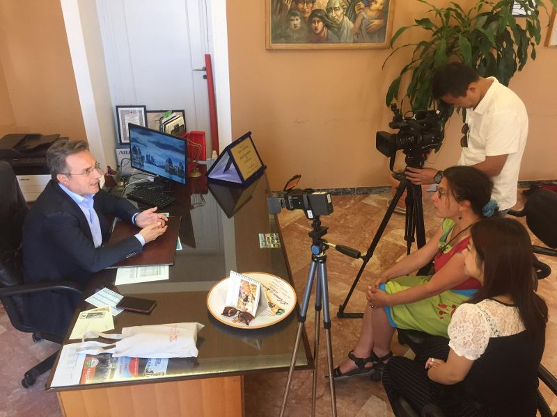 Una televisione di Taiwan oggi a Sambuca per un servizio sulle case a un euro