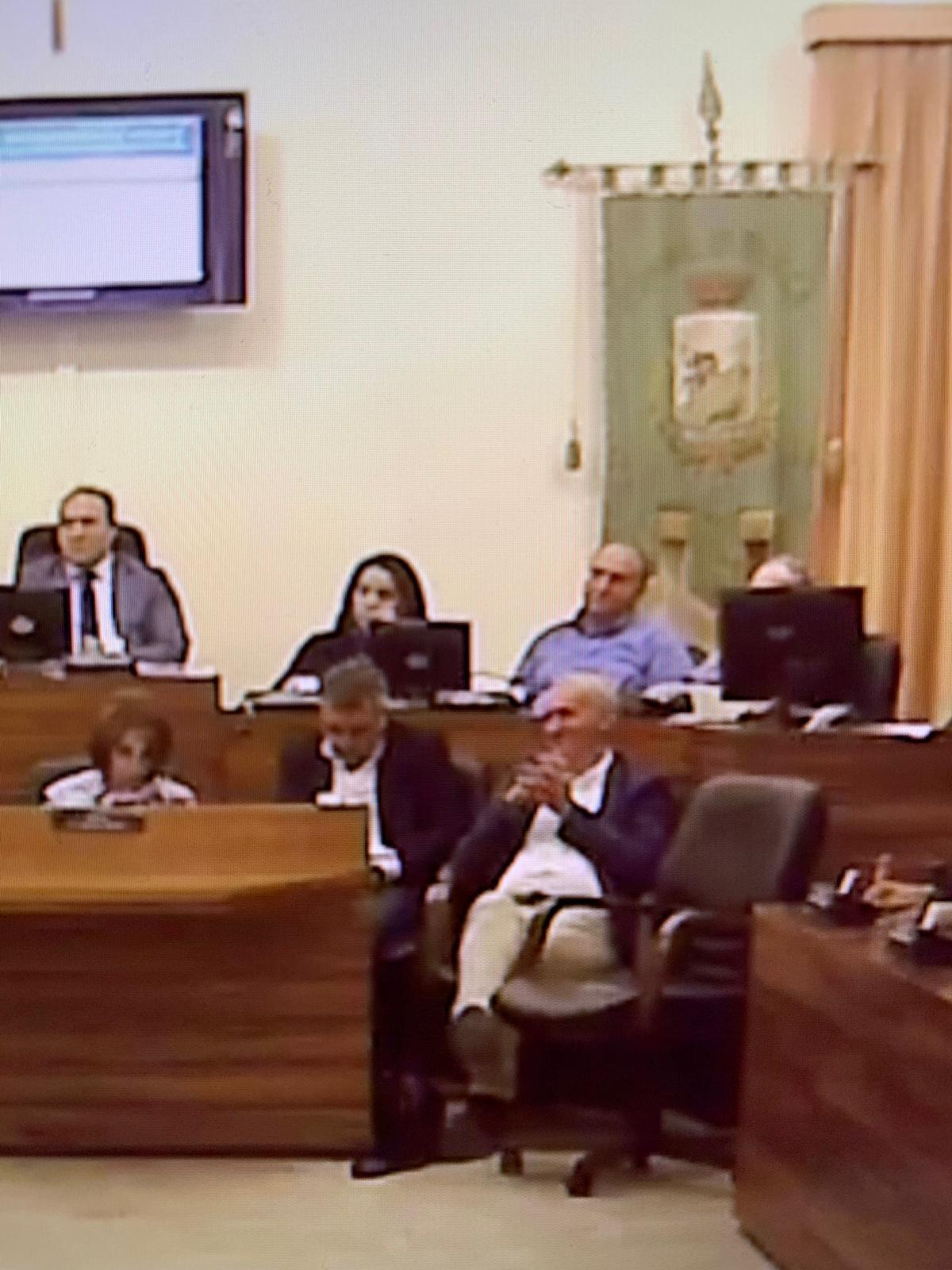 Primo intervento dell'assessore Caracappa in consiglio comunale e molti ex mugugnano